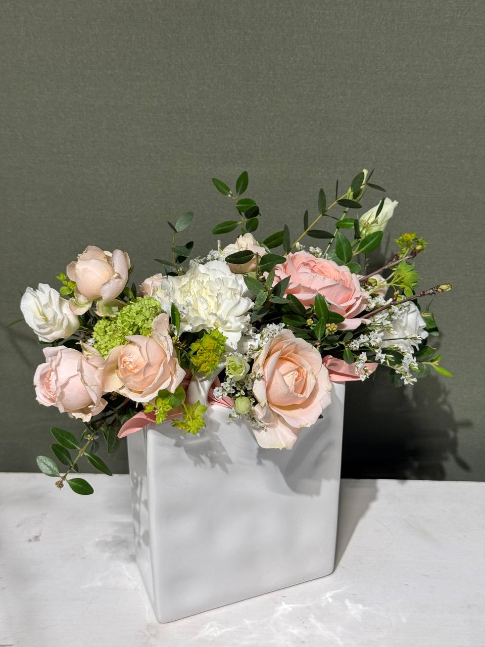 Композиция в сумочке с гвоздикой и кустовой розой (2)