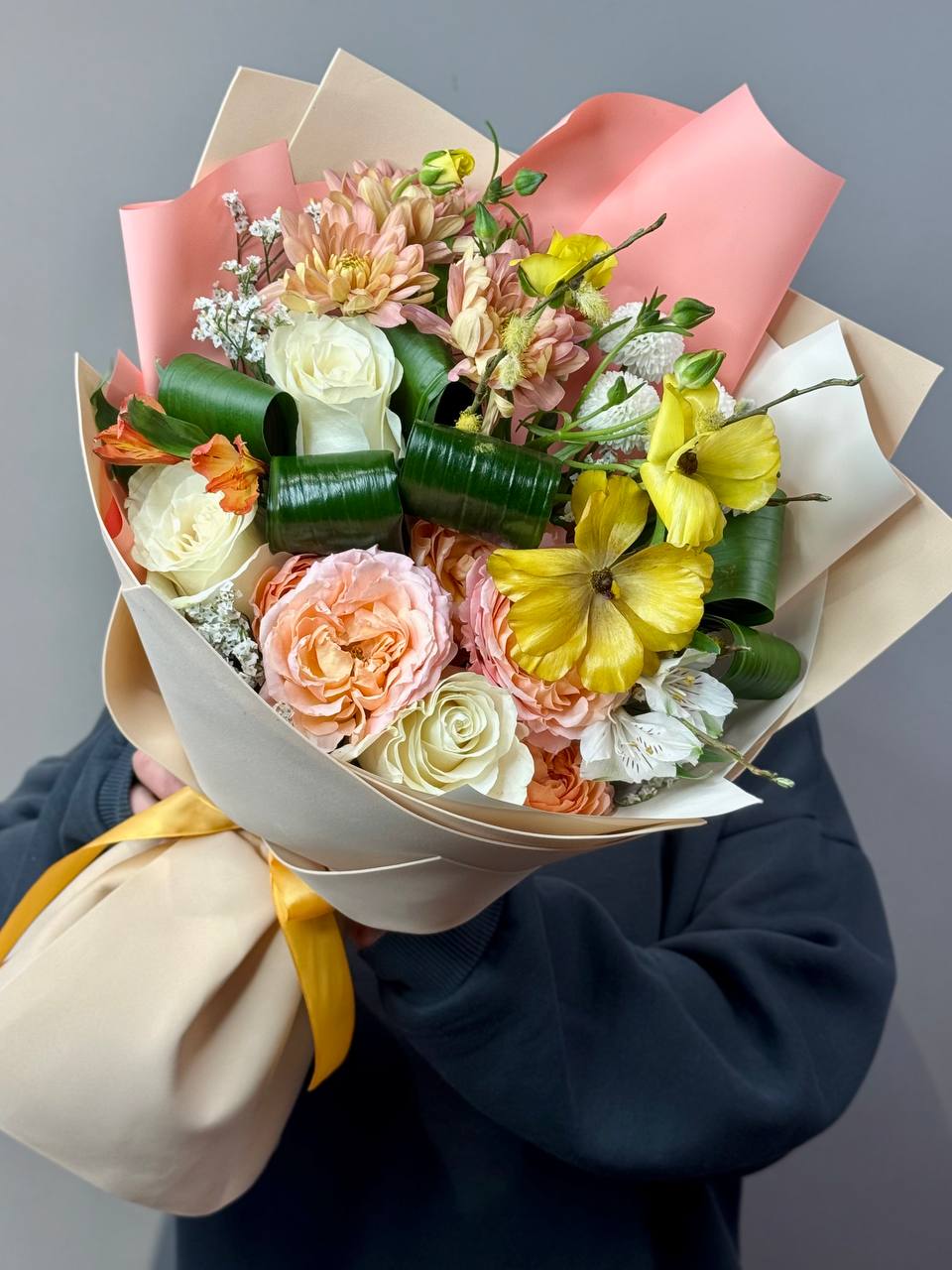 Букет Балет с ранункулюсами, розами и вербой (1)