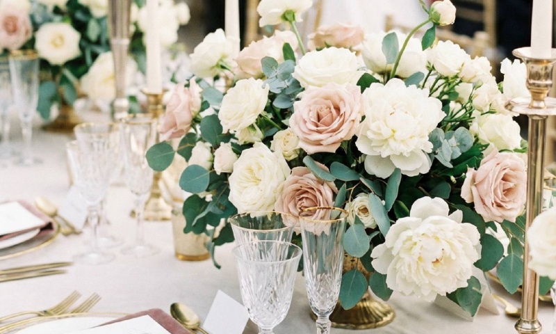 Полное оформление свадьбы под ключ: от ресторана до выездной церемонии.