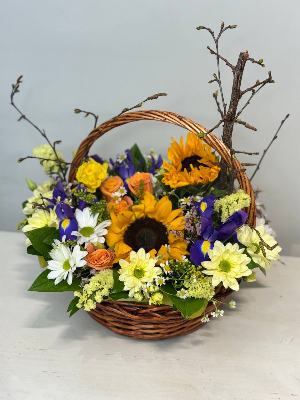 Композиция Летнее эхо с подсолнухами, ирисами, танацетумом (4)