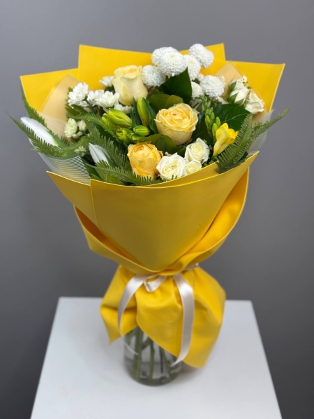 Букет Аромат весны с фрезией, ирисами и розами (1)