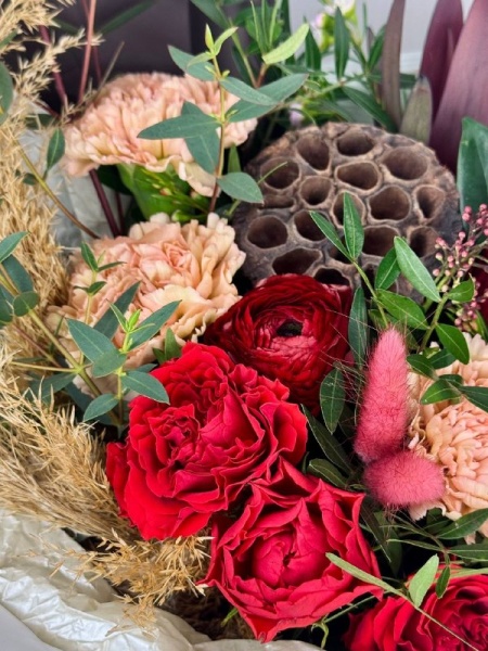 Букет Страдивари с ранункулюсами, розами, диантусами (4)