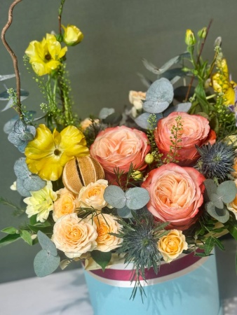 Композиция Кахала с розами, клематисом, кустовым ранункулюсом (1)