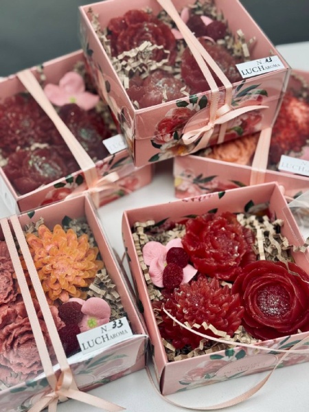 Мыльная история. Набор фигурного мыла три цветка и малинки (3)