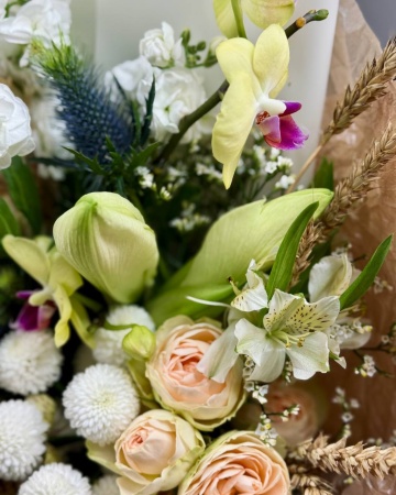 Букет Дофамин с амариллисом, орхидеями и маттиолой (3)