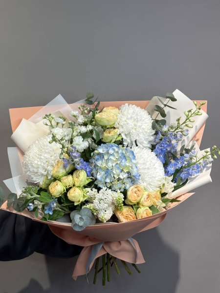 Букет Милагрес с гортензией, дельфиниумом и сиренью (1)