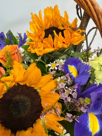 Композиция Летнее эхо с подсолнухами, ирисами, танацетумом (2)