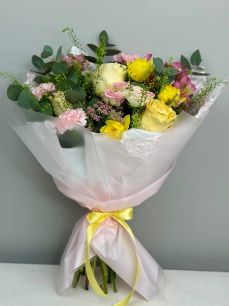 Букет Баядерка с нарциссами, розами и альстромерией (3)