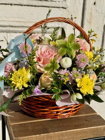 Композиция Смайлик с розами, дельфиниумом и форзицией (2)