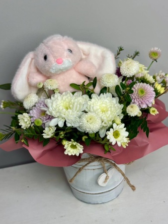 Композиция в ведре с розовым зайцем  (2)