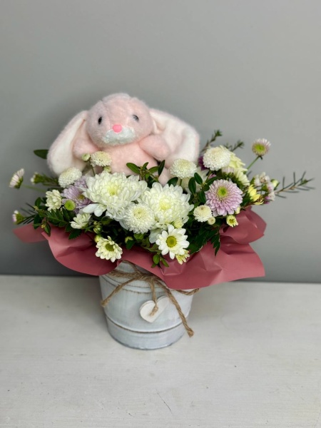 Композиция в ведре с розовым зайцем  (1)