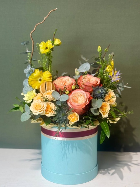 Композиция Кахала с розами, клематисом, кустовым ранункулюсом (2)