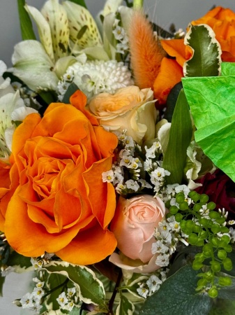 Композиция в Бокале Апельсиновая свежесть с розами и альстромерией (3)