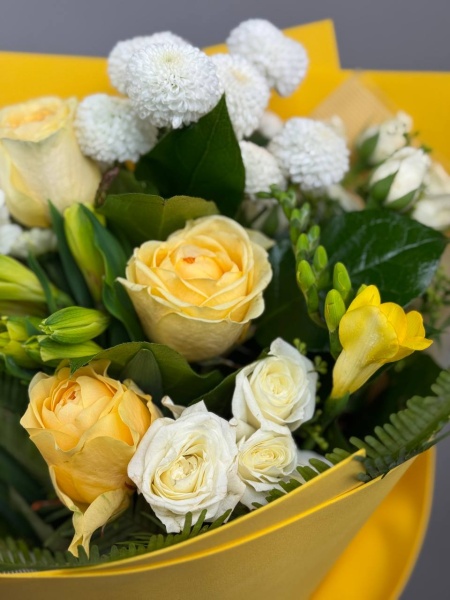 Букет Аромат весны с фрезией, ирисами и розами (3)