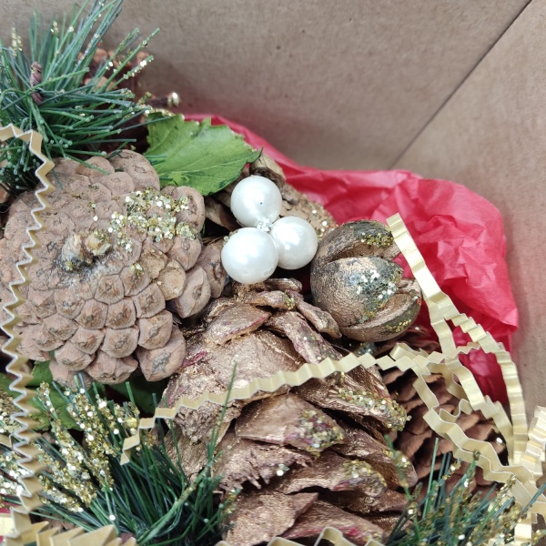 Коробка подарочная с венком бычком кр тишью (5)