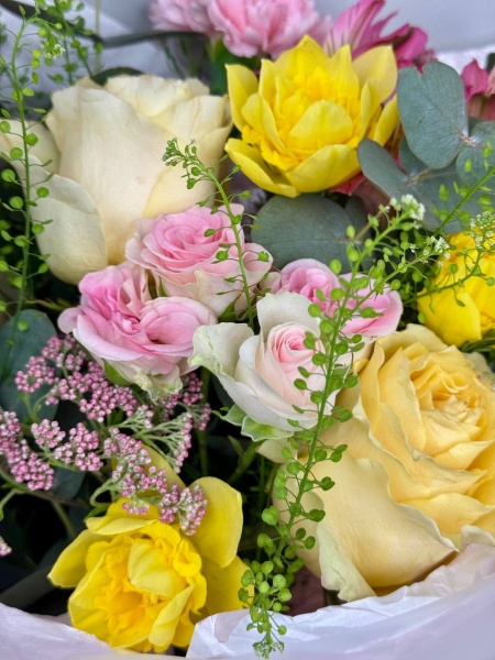 Букет Баядерка с нарциссами, розами и альстромерией (2)