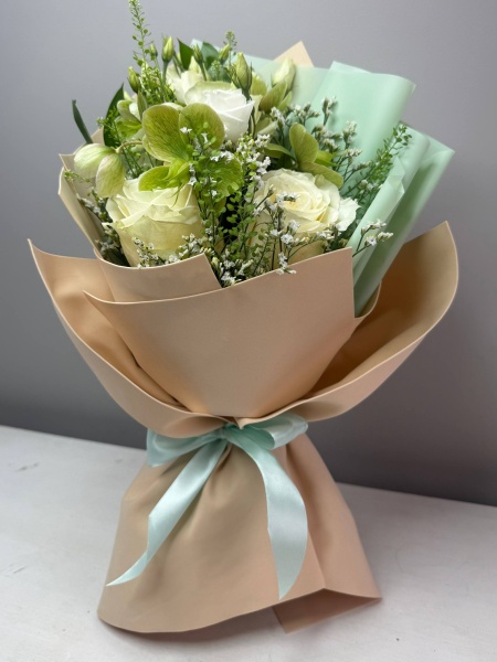 Букет нежный поцелуй с белыми розами (3)