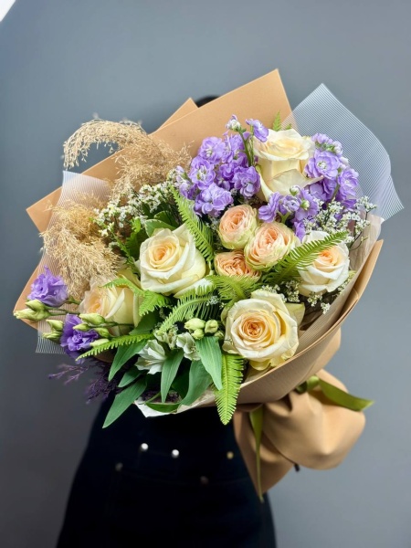Букет Анжела с розами, маттиолой и эустомой (1)