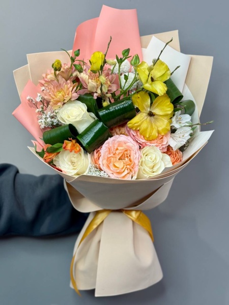 Букет Балет с ранункулюсами, розами и вербой (2)