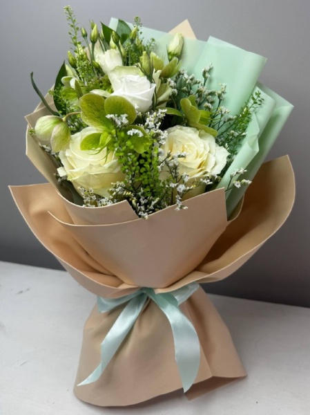 Букет нежный поцелуй с белыми розами (2)