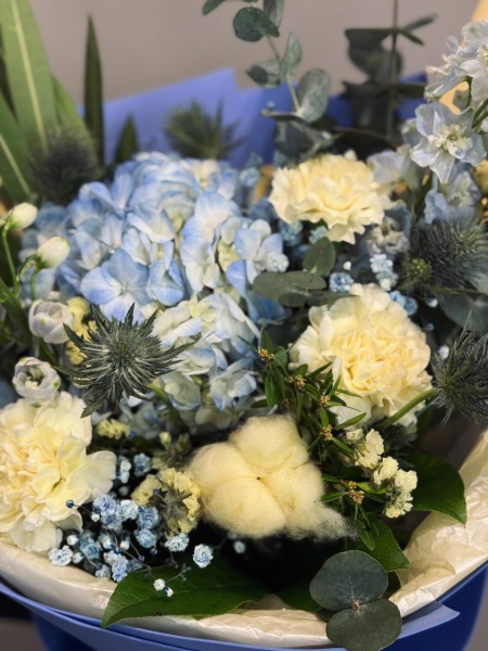 Букет Сливочный рассвет с гортензией, дельфиниумом и диантусами (1)