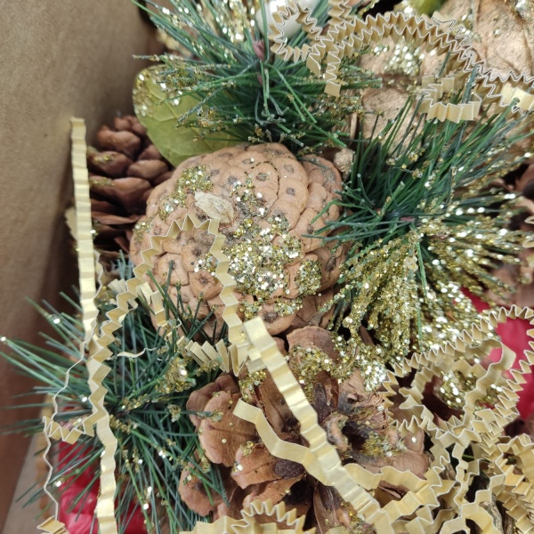 Коробка подарочная с венком бычком кр тишью (4)