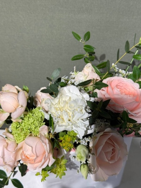 Композиция в сумочке с гвоздикой и кустовой розой (4)