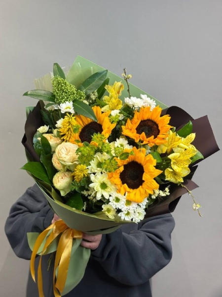 Букет Счастье с подсолнухами, хризантемами и альстромериями (4)